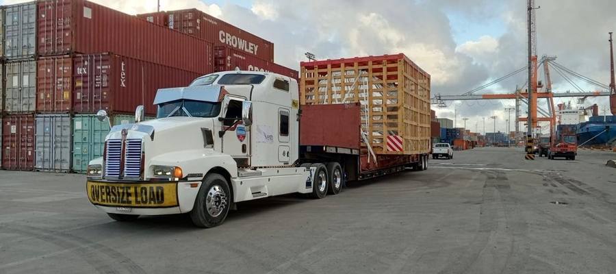 Carga sobredimensionada en puerto
