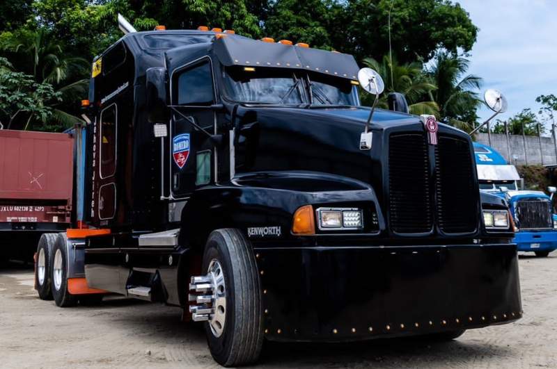 Kenworth T660 · Negro